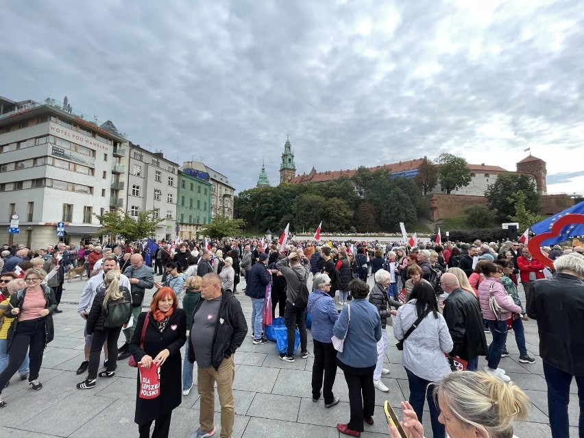 Ulicami Krakowa przeszedł "Marsz dla lepszej Polski". Wyszli, aby wspierać "Marsz Miliona Serc"