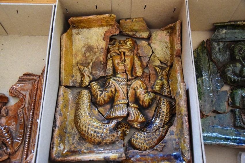 Niezwykłe odkrycie bielskich archeologów! Kafle z XV wieku w starej kamienicy [ZDJĘCIA]