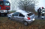Wypadek w Jaroszynie. Volkswagen Polo wjechał do rowu