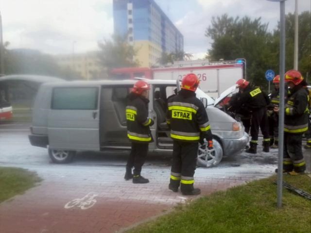 Przy ulicy Chrobrego strażacy ugasili pożar volkswagena transportera.