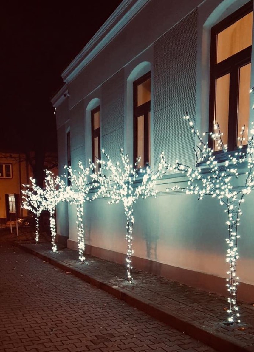 Iluminacje przed Wieluńskim Domem Kultury