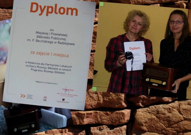 Danuta Wielgosz z dumą prezentuje otrzymany dyplom oraz nagrody rzeczowe. Została nagrodzona aparatem fotograficznym OLYMPUS  SP-720UZ oraz Radio/Cd odtwarzaczem HYUNDAI w stylu retro.