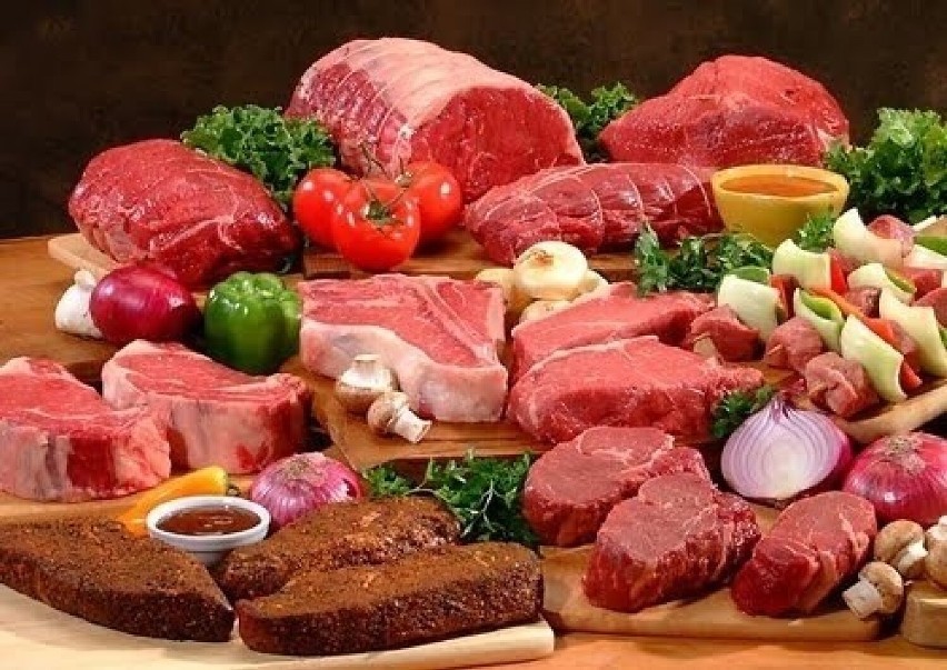 Przetworzone mięso, takie jak kiełbasa, bekon i salami, ma...