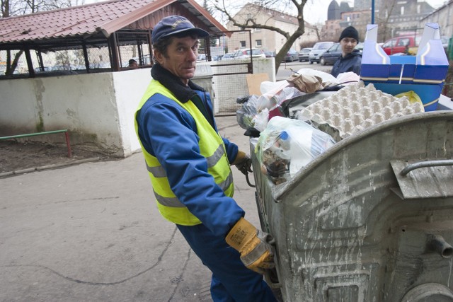 Opłaty za śmieci w Mysłowicach [2015]: W nowy system odbioru śmieci zaangażowana jest 60-osobowa załoga ZOMM. Do dyspozycji mają 18 pojazdów, w tym 17 śmieciarek.