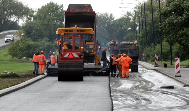 Urzędnicy marszałka kompletują listę najważniejszych projektów, w tym inwestycji drogowych.