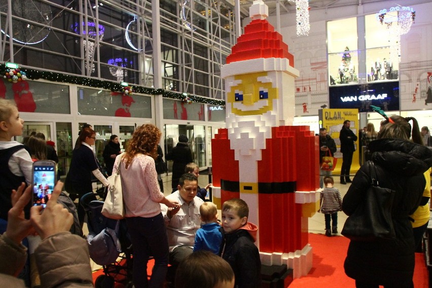 2-metrowy Mikołaj z klocków Lego w łódzkiej Manufakturze
