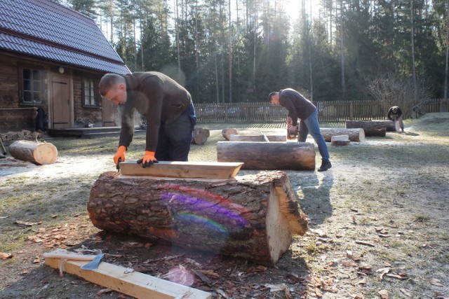 Rekonstrukcją bartnictwa zajmują się osoby skupione wokół fundacji Bractwa Bartnego.