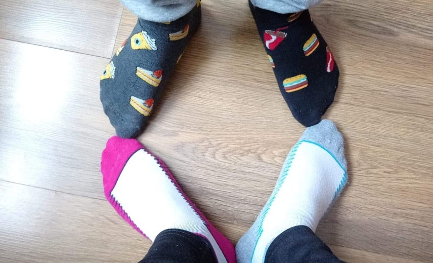 Światowy Dzień Zespołu Downa: poznacie po tych różnych skarpetkach czyje to stopy? 