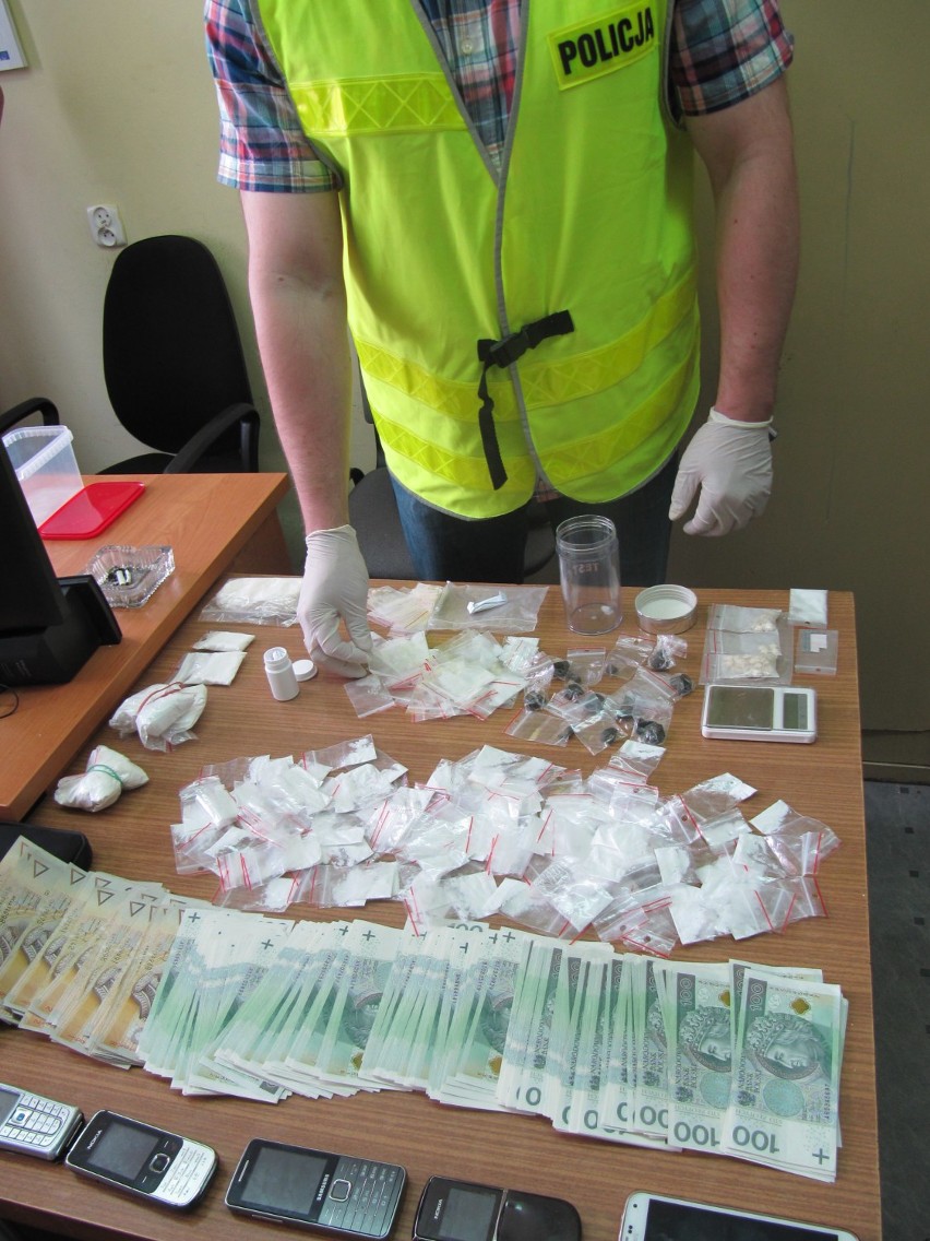 W mieszkaniu 30-latka przy ul. Zagajewskiego znaleziono narkotyki i blisko 40 tys. złotych