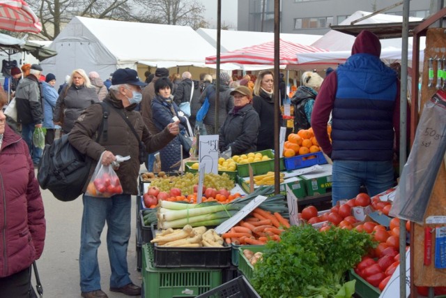 Sprawdziliśmy ceny najpopularniejszych warzyw i owoców na targowisku w Kielcach. Po ile są ziemniaki, marchew, kalafior, jabłka i winogron? Na straganach są też orzechy, rzepa pigwa i najprawdopodobniej ostatnie w sezonie... grzyby.

Zobaczcie ceny na kolejnych slajdach.