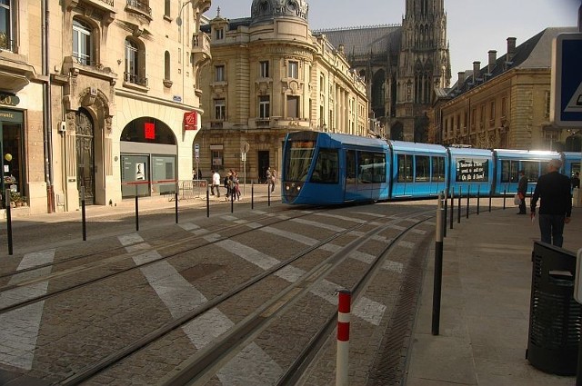Tramwaj w centrum Reims