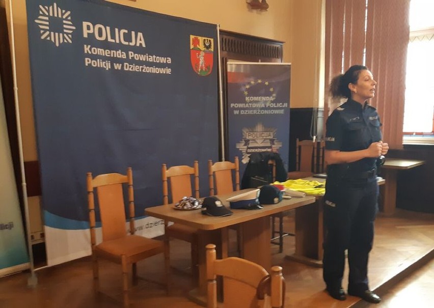 Komendę Powiatową Policji w Dzierżoniowie odwiedziła grupa wychowanków ze Specjalnego Ośrodka Szkolno-Wychowawczego