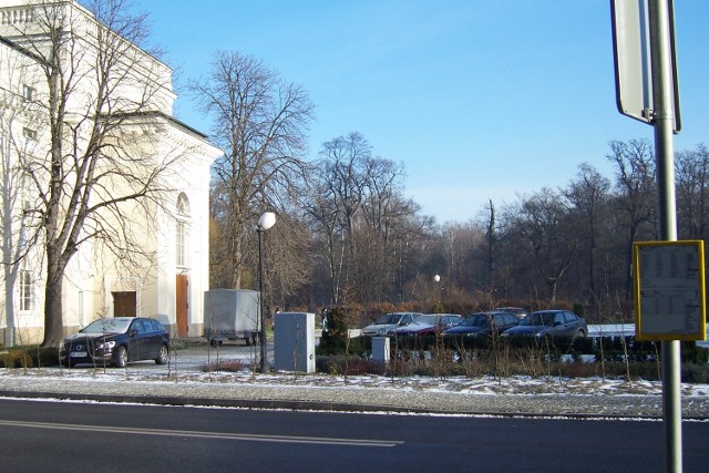 Przy teatrze w Kaliszu miała być scena plenerowa, a jest parking