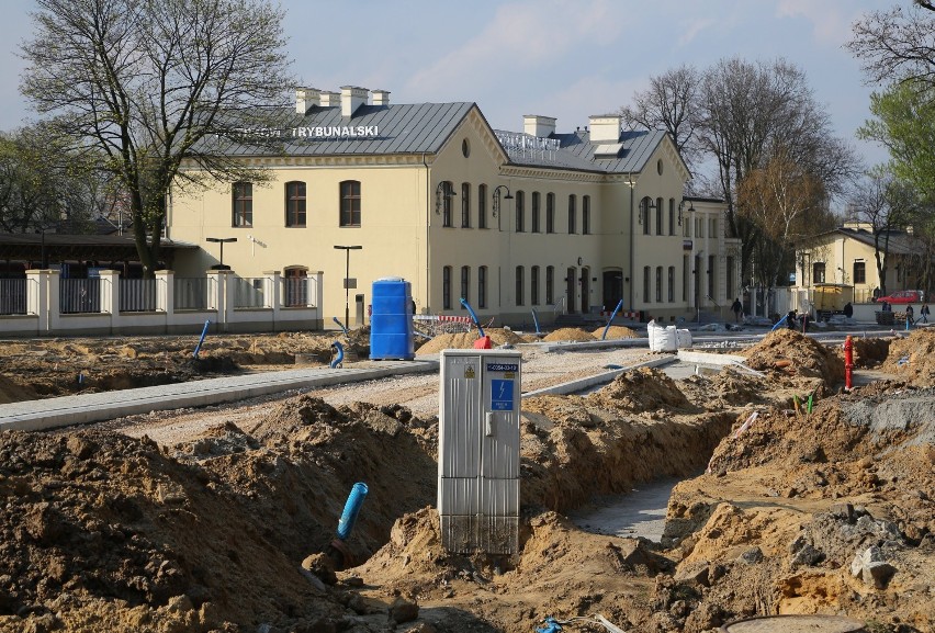 Podążą szlakiem kultury polskiej, żydowskiej, greckiej i niemieckiej.