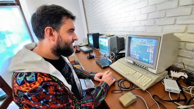 W Opolu działa Muzeum Retro Komputerów. Można tam zagrać m.in. na komputerach Amiga i Atari! Na zdjęciu Arkadiusz Bronowicki, właściciel muzeum.