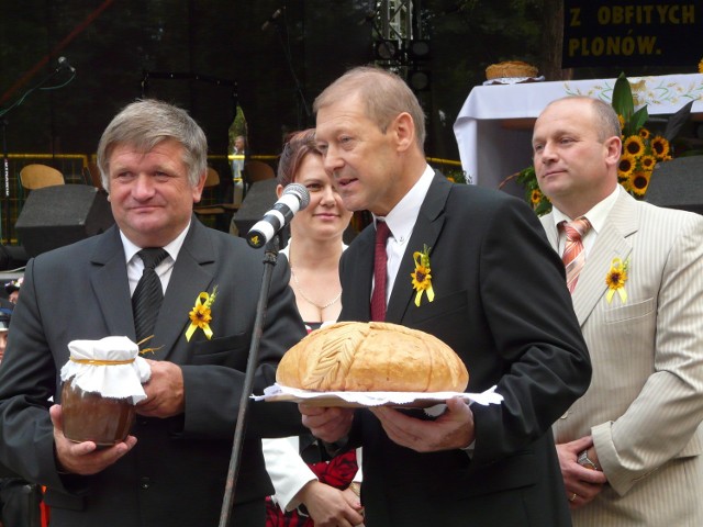 Burmistrz Białej Rawskiej (z chlebem) ma odmienny pogląd na sprawę, w której mieszkańcy Franopola domagają się progów zwalniających. Obiecuje jednak, że wróci do niej i postara się rozwiązać problem