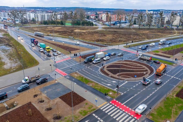 Rozbudowany układ drogowy w Kokoszkach. Inwestycja obejmowała m.in. rozbudowę ul. Kartuskiej na odcinku skrzyżowania z ul. Nowatorów i ul. Fabryczną. Zdjęcie zrobiono 17 stycznia 2023 roku.