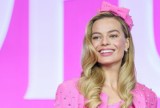 Żywa lalka Barbie! Margot Robbie wygląda obłędnie w stylizacjach wzorowanych na kultowej lalce 