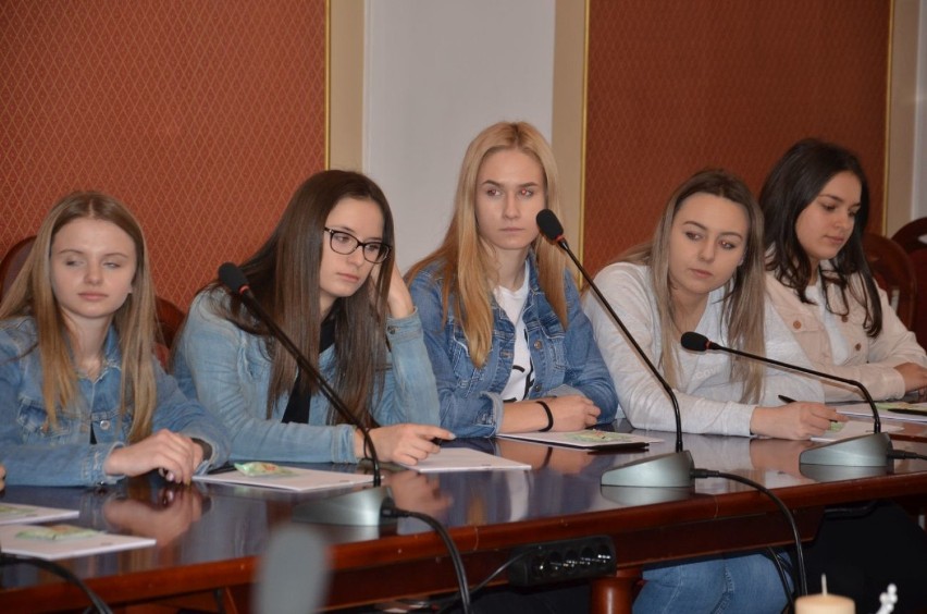 Uczniowie Zespołu Szkół nr 1 w Bochni wzięli udział w lekcji o samorządzie - zobacz zdjęcia 