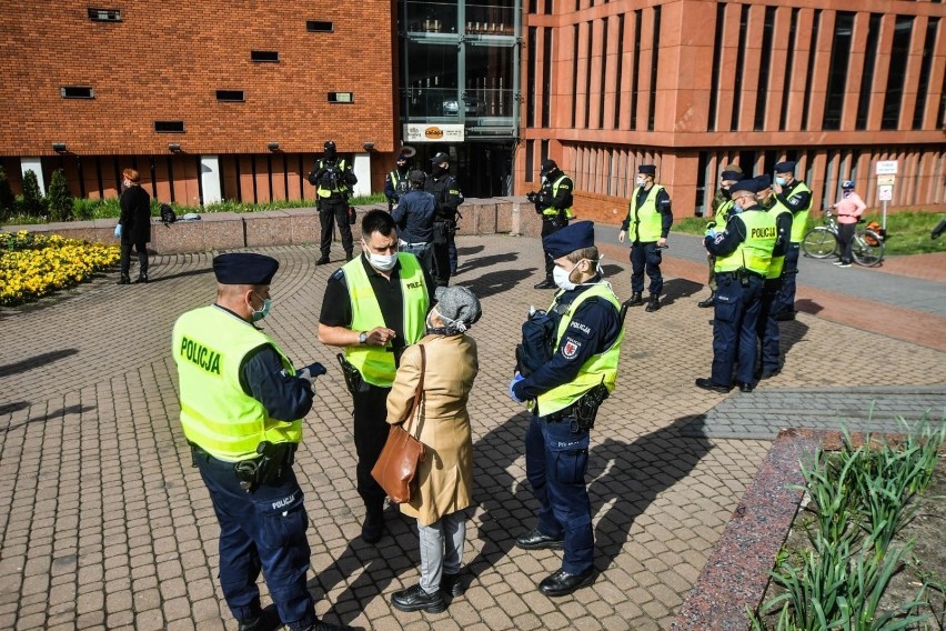 W dniu święta Konstytucji mieszkańcy przespacerowali się pod...