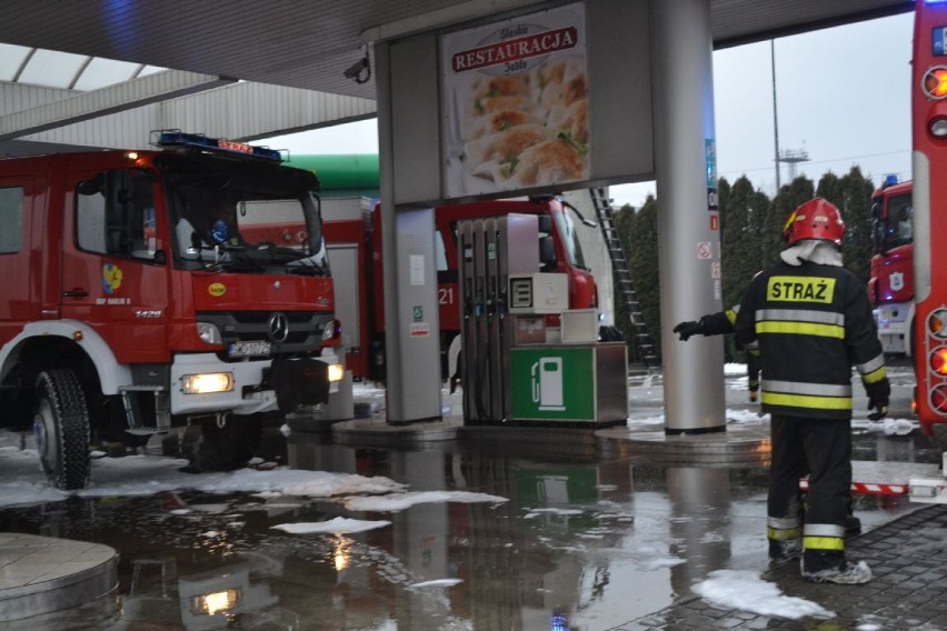 Strażacy gasili budynek sklepu stacji benzynowej