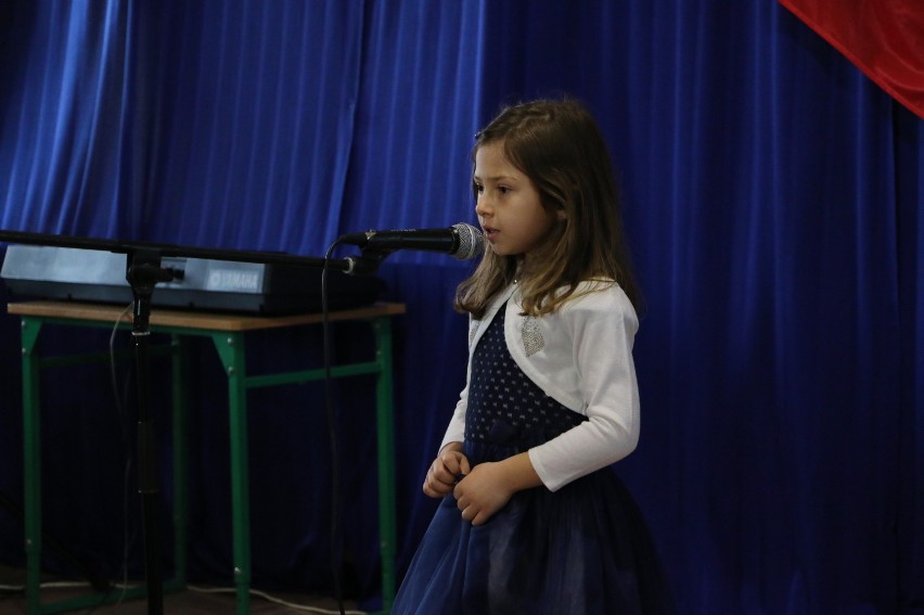 Patriotyczne piosenki w wykonaniu przedszkolaków w Katoliku [zdjęcia]