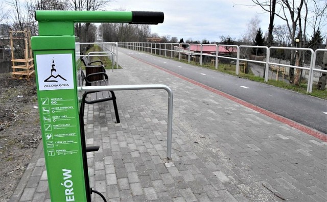 Pieszo-rowerową trasą Zielona Strzała wędrujemy z os. Łużyckiego przez wiadukt na al. Wojska Polskiego do ronda przy ul. Zjednoczenia. I dalej ul. Aglomeracyjną… 



Wchodząc od strony os. Łużyckiego na oddany do użytku pod koniec 2018 r. odcinek trasy Zielona Strzała, mamy tablicę, przypominającą historię kolei zielonogórsko-szprotawskiej przed wojną i w czasach powojennych. Przeczytamy tu m.in. o wiadukcie na al. Wojska Polskiego, na który właśnie wchodzimy. 

Przez lata było tu zarośnięte dawne torowisko. Teraz jest dwupasmowa ścieżka rowerowa i trakt pieszy. Spacerkiem czy na rowerze wygodnie dotrzemy do nowego ronda na ul. Zjednoczenia (imienia zielonogórskiego artysty plastyka Mariana Szapakowskiego). Gdy je pokonamy na wprost, możemy oddanym pod koniec 2018 r. odcinkiem trasy Aglomeracyjnej (im. Zbigniewa Herberta) dotrzeć do ul. Dąbrowskiego. 

Tak wygląda oddany do użytku odcinek trasy Aglomeracyjnej w Zielonej Górze

W przyszłości będziemy mogli dojechać dalej – do ronda im. Anny Borchers, a stamtąd udać się w ul. Batorego albo w kierunku dworców PKS i PKP. 

