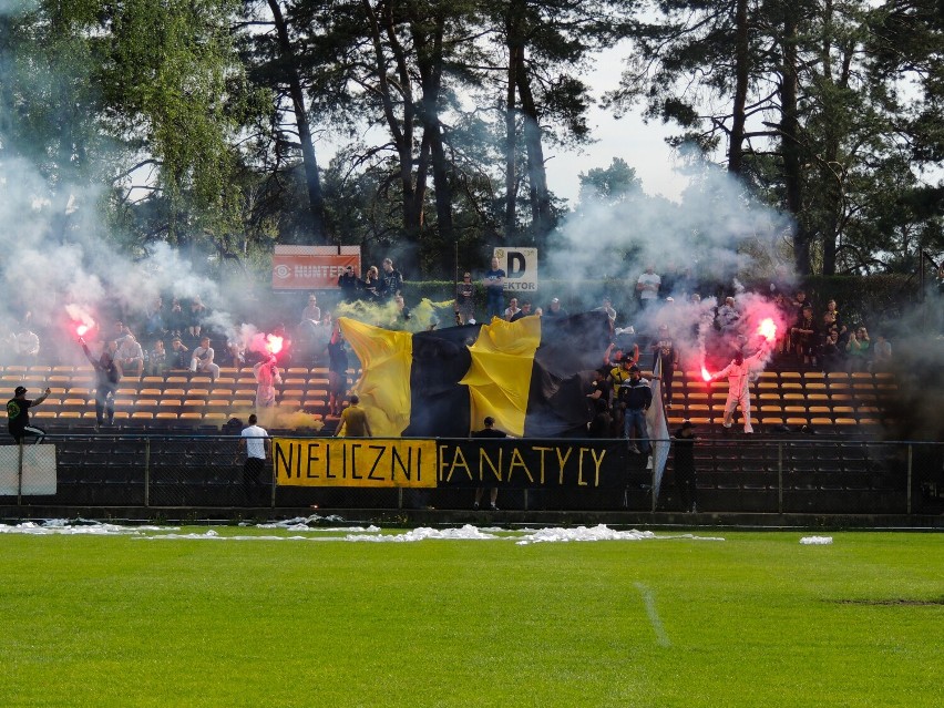 Piłka nożna. Kibicowskie show, powrót Knychały i... tylko trzech punktów brak. Nielba zremisowała z Obrą Kościan