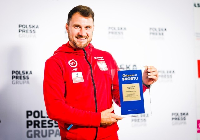 Marcin Oleksy prezentuje wyróżnienie specjalne na gali Giganci Roku 2023