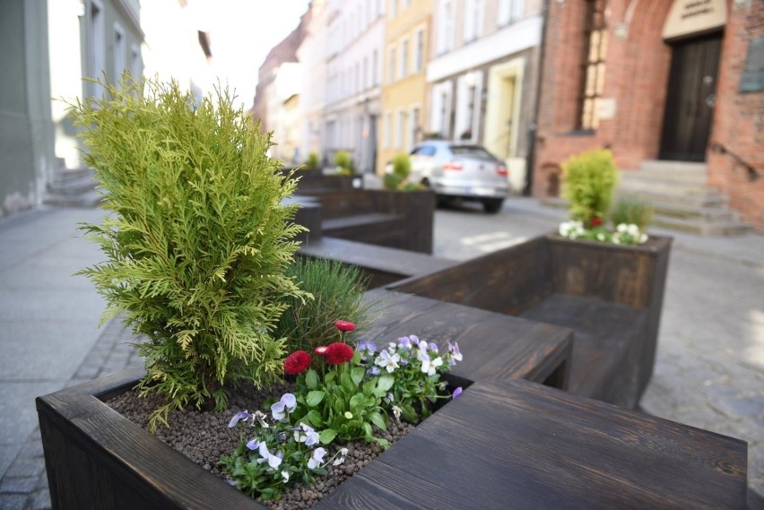 Parklet przed domem Kopernika Toruniu