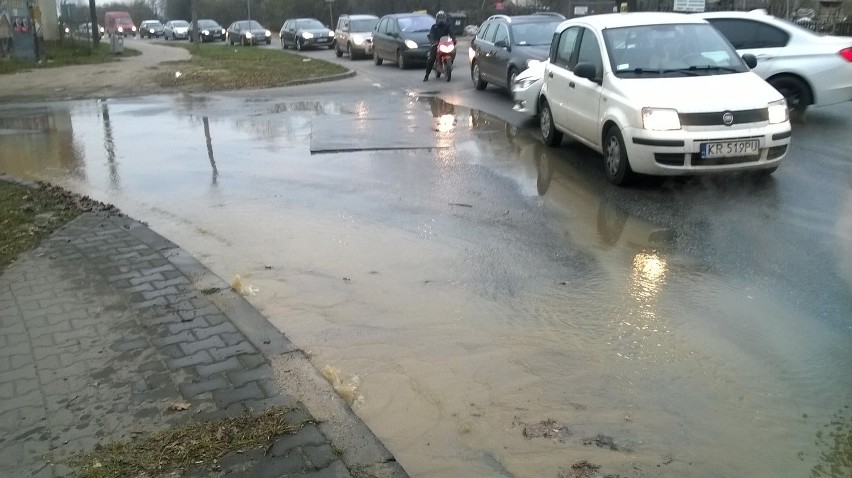 Awaria wodociągowa na Oporowie. Woda leje się na ulicę (FILM, ZDJĘCIA)