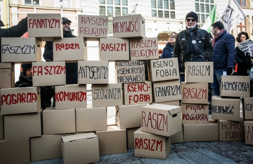 Manifestacja "Stop rasizm, stop faszyzm" na Długim Targu w...