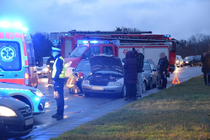 Malbork. Wypadek na alei Wojska Polskiego [ZDJĘCIA]. Do szpitala trafiła pasażerka jednego z samochodów 