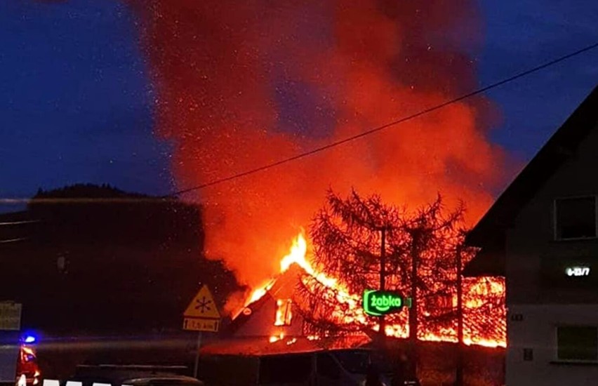 Pożar w Jazowsku. Spłonął pustostan obok sklepu Żabka. Akcja gaśnicza trwała kilka godzin, 40. strażaków brało udział w akcji  