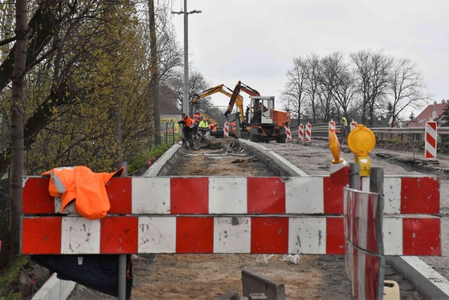 W Kruszwicy od kilkunastu dni trwa modernizacja odcinka drogi krajowej nr 62. Prace obejmują remont mostu nad Gopłem oraz budowę dwóch rond. W mieście wprowadzono poważne ograniczenia w ruchu pojazdów, a także pieszych i rowerzystów