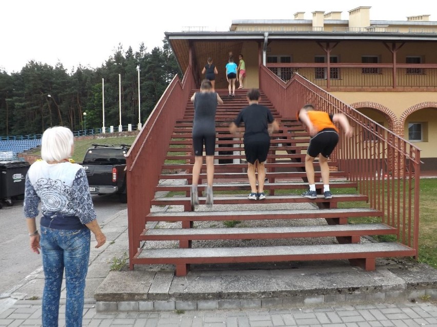 Wakacje w Kielcach na Stadionie Lekkoatletycznym. Dzieci i młodzież ćwiczą z entuzjazmem  