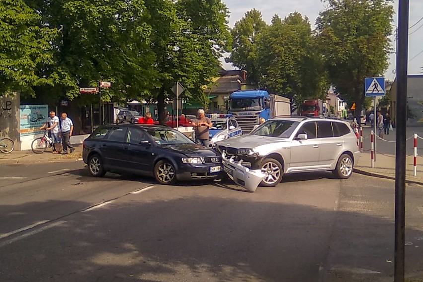 Na skrzyżowaniu ulic 3 Maja i Skłodowskiej-Curie zderzyły się dwa auta [FOTO]