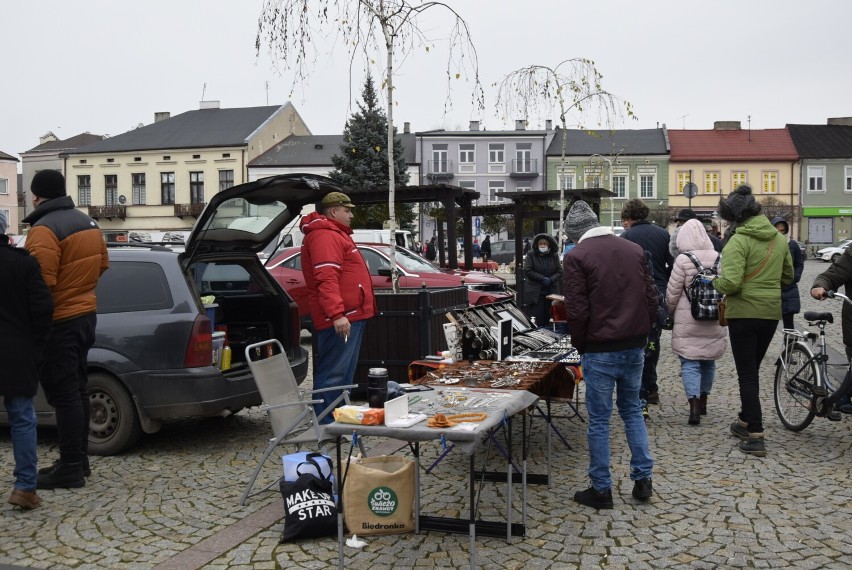 Przedświąteczne targi staroci na Rynku w Skierniewicach. Idealna okazja by znależć coś niepowtarzalnego na prezent