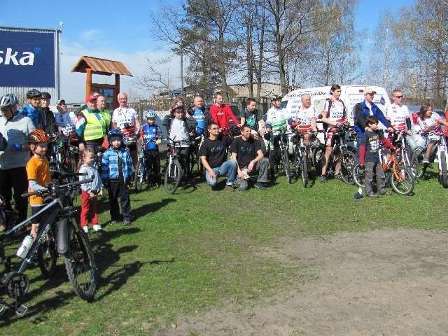 Pamiątkowe zdjęcie przed rowerową wycieczką