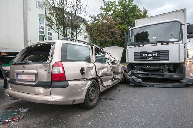 Wypadek na ulicy Kopcińskiego. Trzy osoby ranne