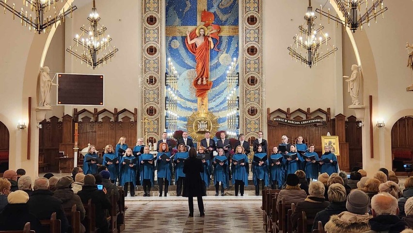 Koncert pieśni sakralnych w wykonaniu Ostrołęckiego Chóru Kameralnego. Odbył się w kościele pw. Zbawiciela Świata w Ostrołęce 22.11.2023 