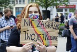 Protest przeciwko "Karcie Nienawiści Andrzeja Dudy" na placu Wolności w Poznaniu. "Nie ma ideologii LGBT, są tylko ludzie LGBT"