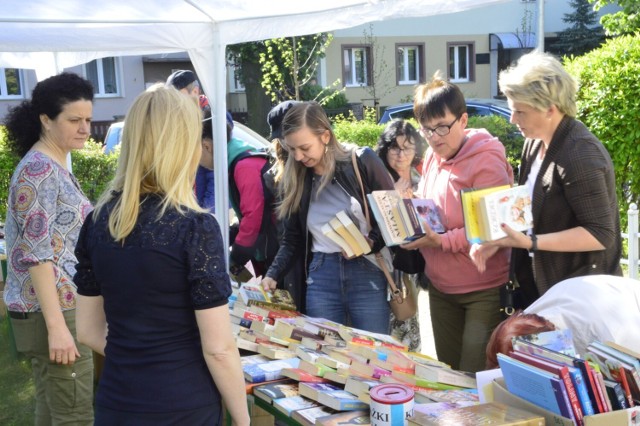 Kiermasz przy bibliotece w Głogowie