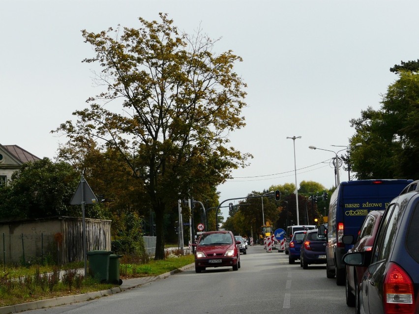 Remont skrzyżowania przy cmentarzu w Pabianicach nie zakończy się przed 1 listopada 