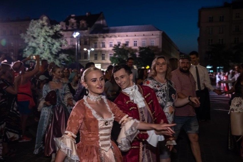 Kraków. W weekend na Rynku Głównym będzie bal. Tancerze z przechodniami zatańczą poloneza