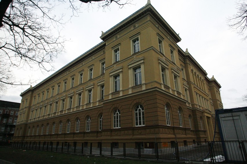Rewitalizacja szkolnego budynku w Legnicy (ZDJĘCIA)