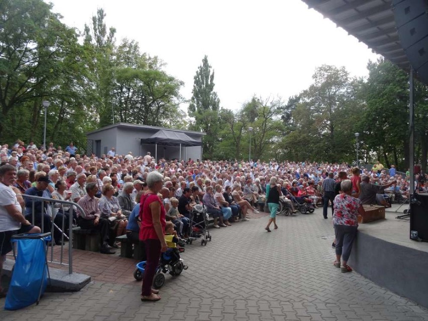 Tłumy w amfiteatrze w Wągrowcu na Wągrowieckiej Biesiadzie Szlagierowej [ZDJĘCIA]