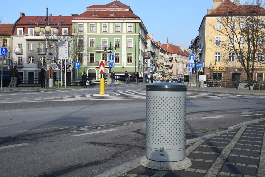 Nowe kosze w kaliskim śródmieściu. Kwiaty zastąpiła...