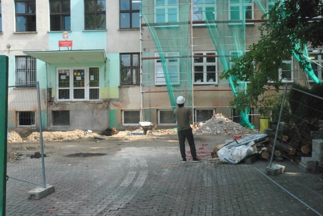 KOŚCIAN. Szkoła Podstawowa nr 4 przechodzi pierwszy od 60 lat kompleksowy remont. Na placu budowy "czwórki" nie brakuje niespodzianek