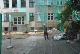 KOŚCIAN. Szkoła Podstawowa nr 4 przechodzi pierwszy od 60 lat kompleksowy remont. Na placu budowy "czwórki" nie brakuje niespodzianek [FOTO]